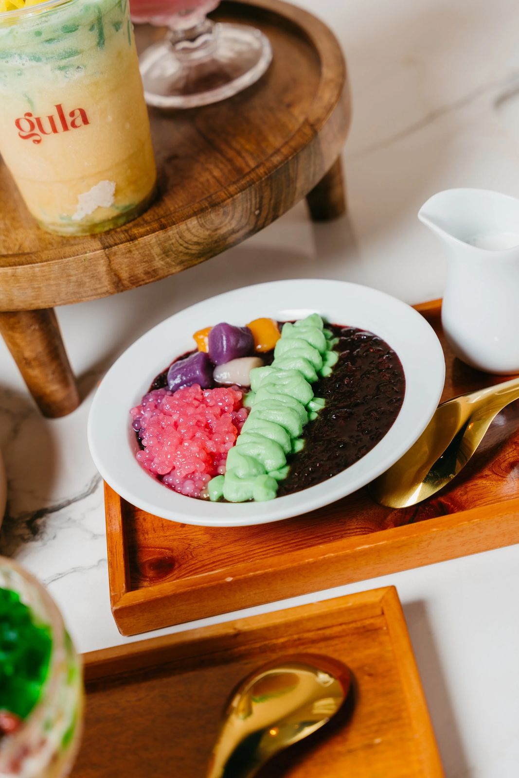 A colorful Gula dish on a wooden tray