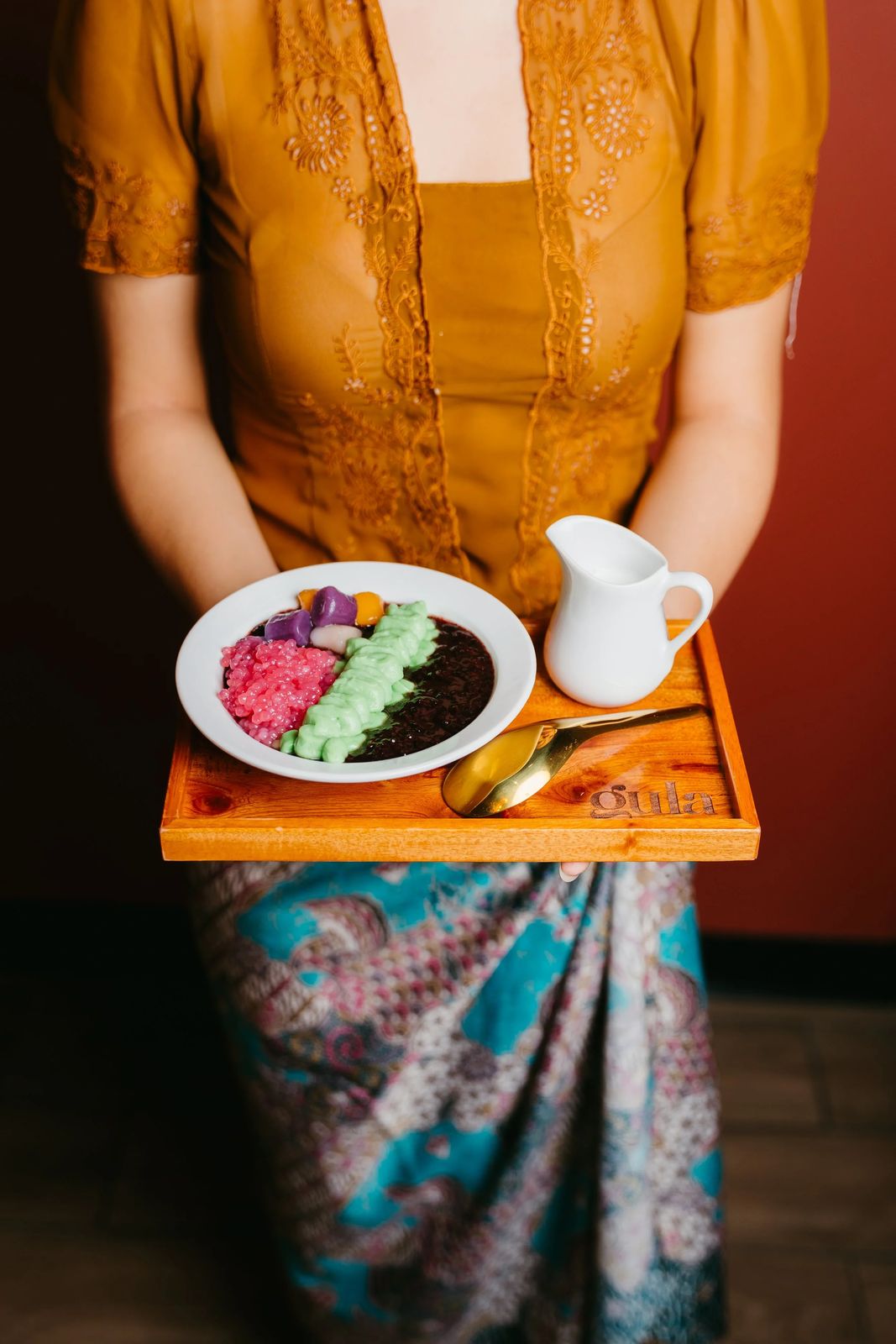 A server presenting a Gula plate