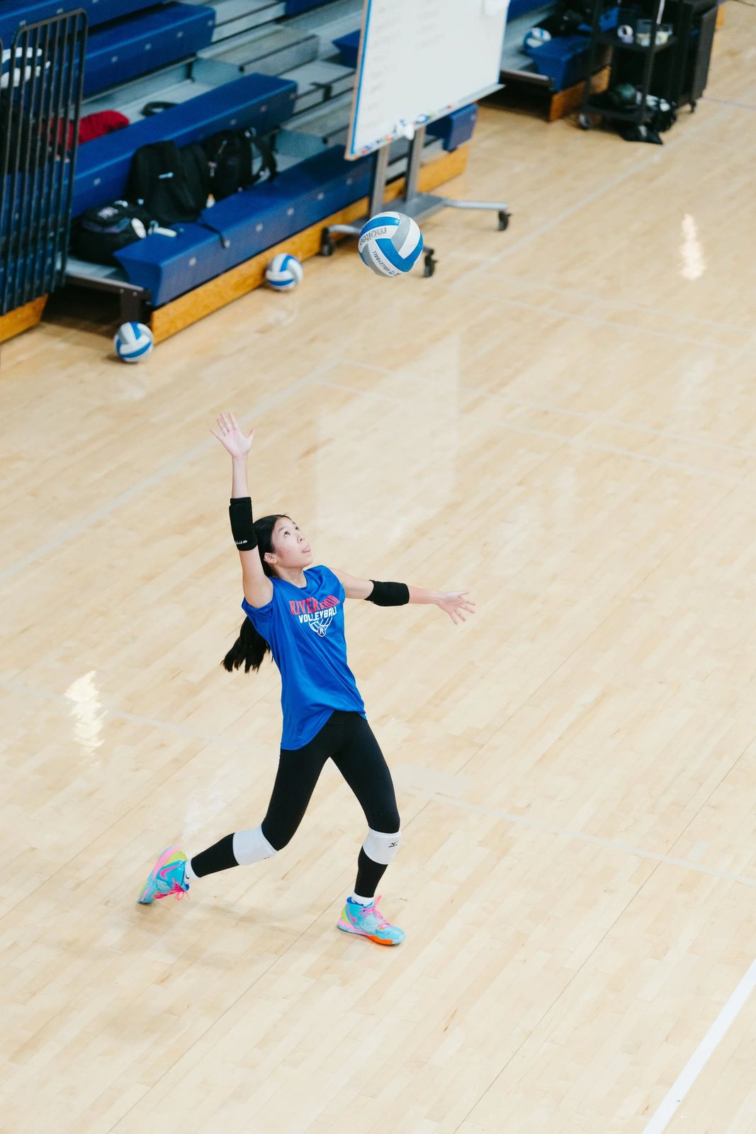 A player serving from the baseline